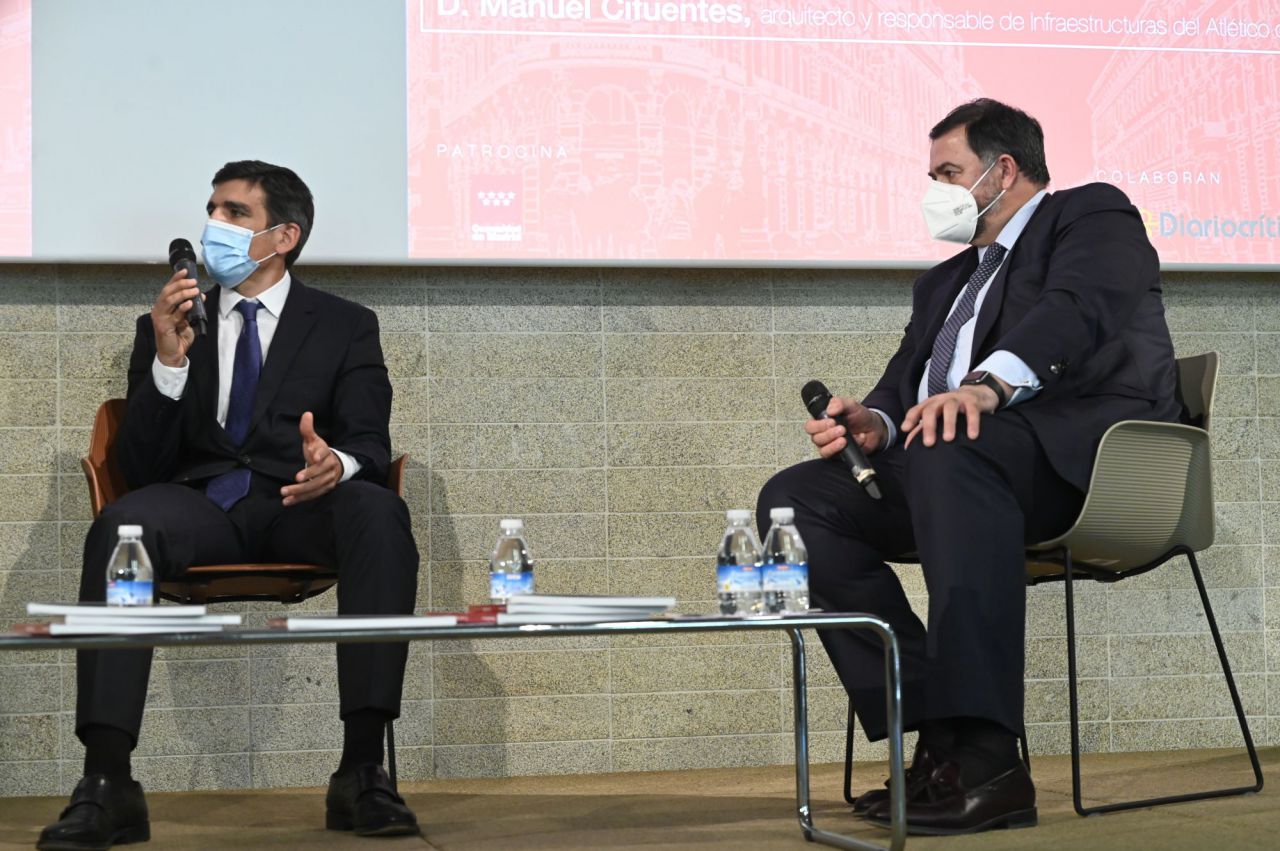Jorge Serrano, director técnico de Negocio de DCN, junto a Fernando Ferrero, director de Oficinas de Merlin Properties, durante la I Jornada de vivienda y urbanismo