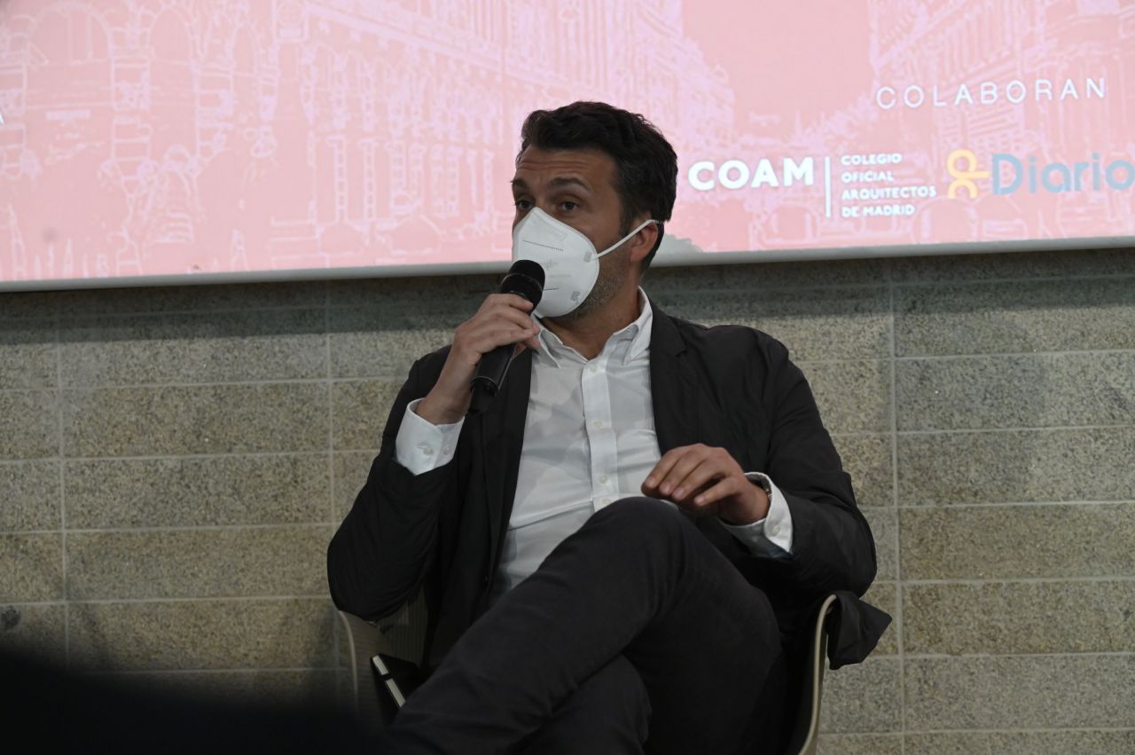Jorge Serrano, director técnico de Negocio de DCN, durante la I Jornada de vivienda y urbanismo