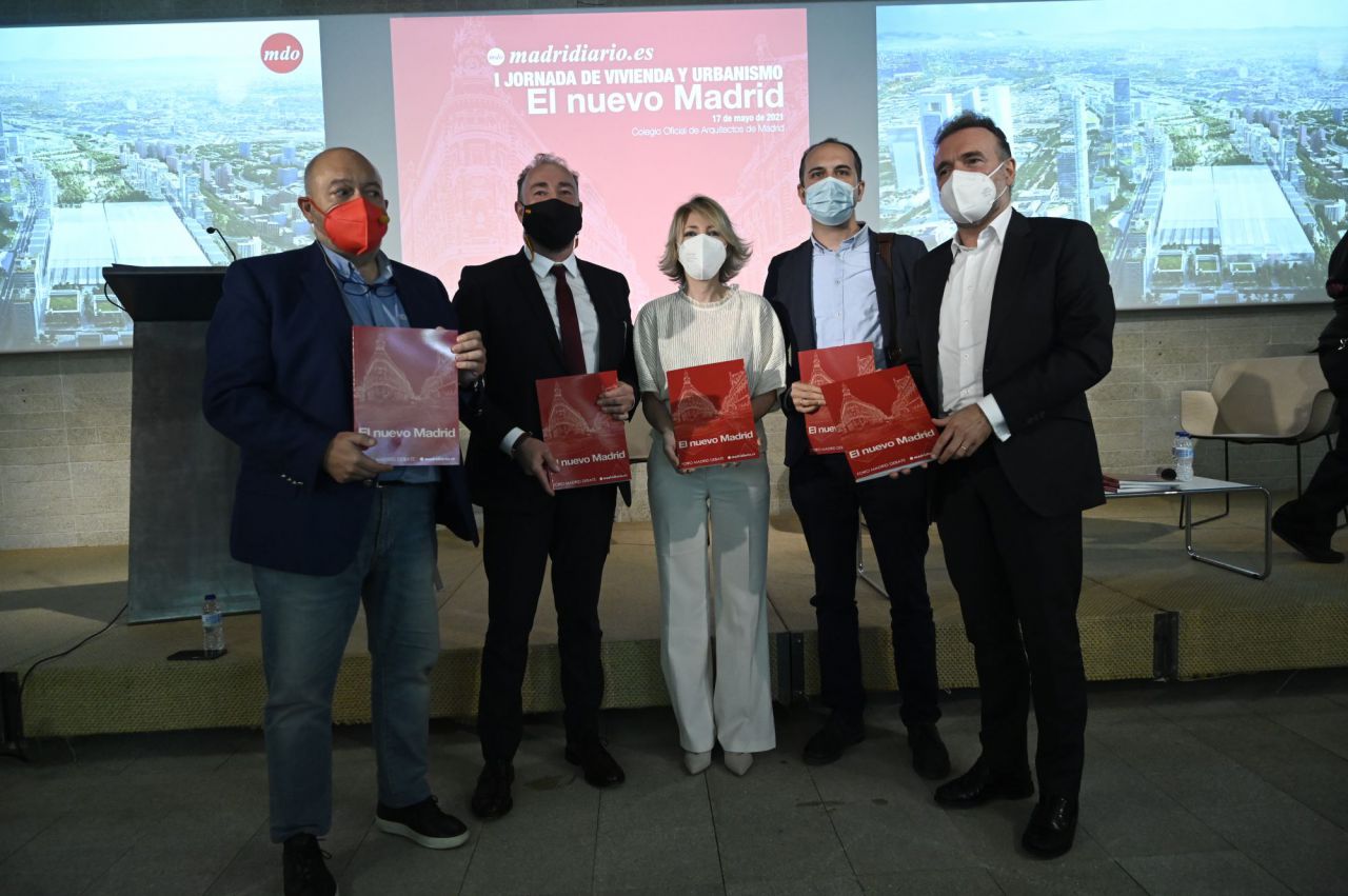  Pablo Alonso, director territorial Centro de Aedas Homes. D. José Manuel Calvo, arquitecto y concejal del Ayuntamiento de Madrid. D. Juan Casares, presidente de Concovi, junto a Constantino Mediavilla y Maria Cano durante la i Jornada de vivienda y urbanismo