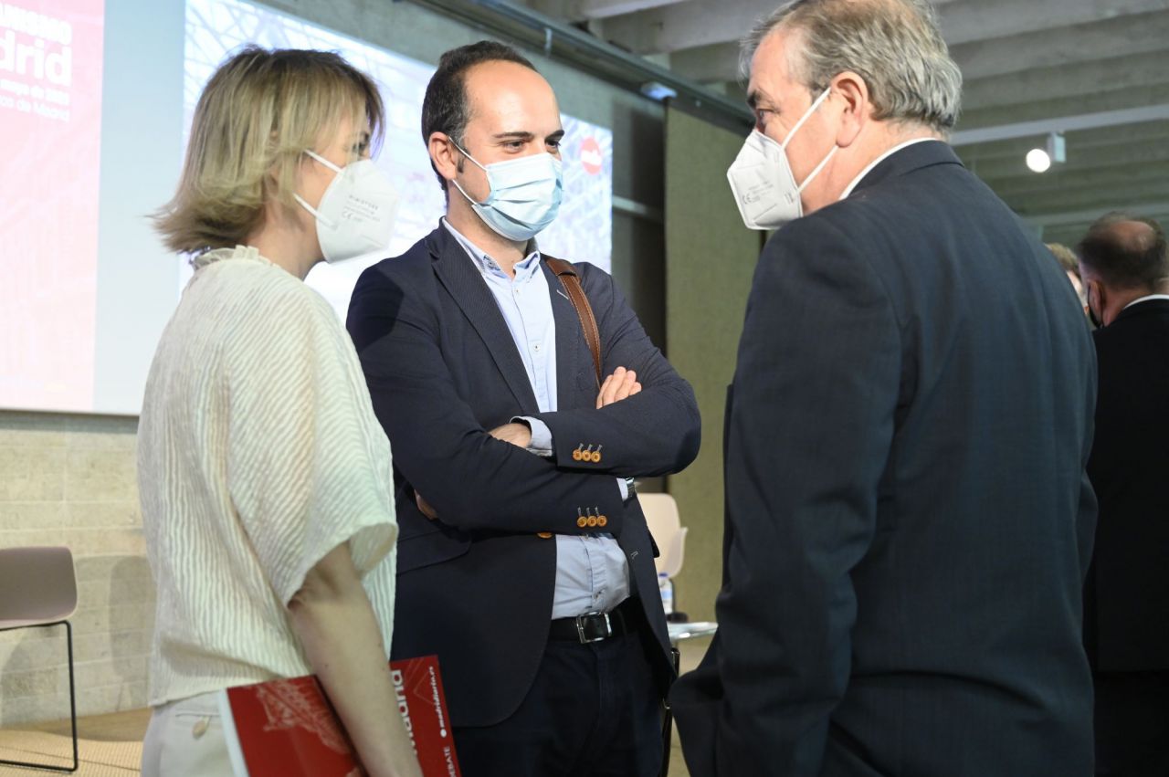 José Manuel Calvo, arquitecto y concejal del Ayuntamiento de Madrid, junto a Maria Cano, directora de Madridiario, en la I Jornada de vivienda y urbanismo