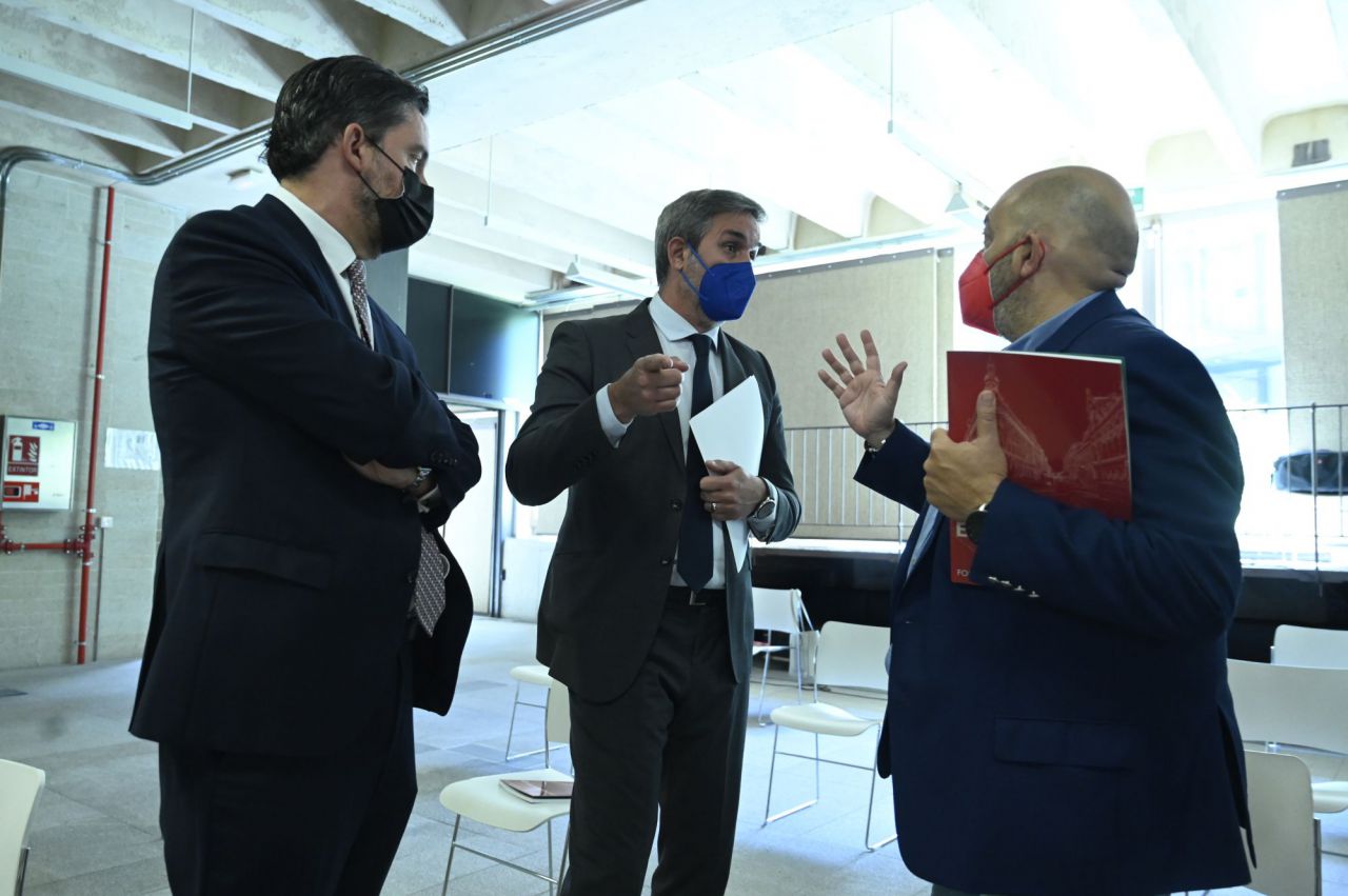 José María Garcia, director general de Vivienda y Rehabilitación de la Comunidad de Madrid, junto a Constantino Mediavilla en la i Jornada de vivienda y urbanismo
