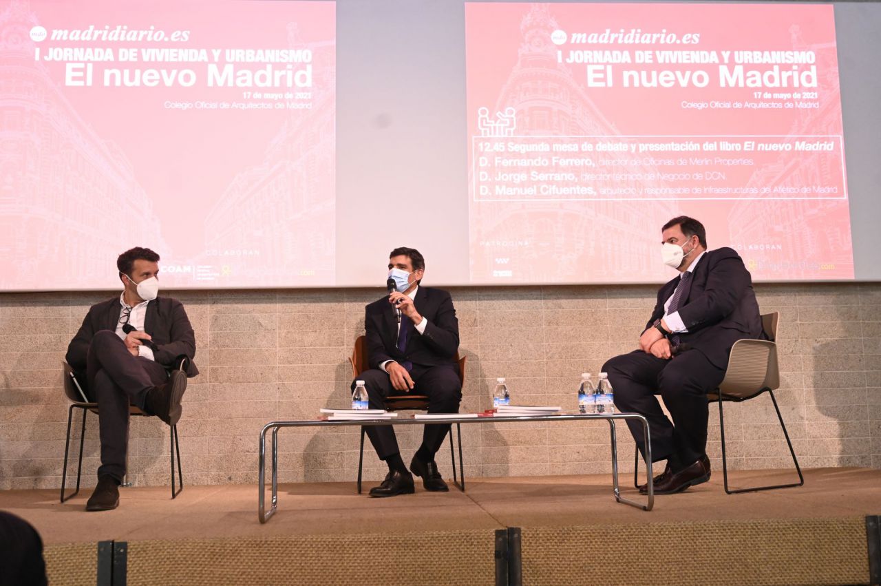 Fernando Ferrero, director de Oficinas de Merlin Properties. Jorge Serrano, director técnico de Negocio de DCN. Manuel Cifuentes, arquitecto y responsable de Infraestructuras del Atlético de Madrid, durante la I Jornada de vivienda y urbanismo