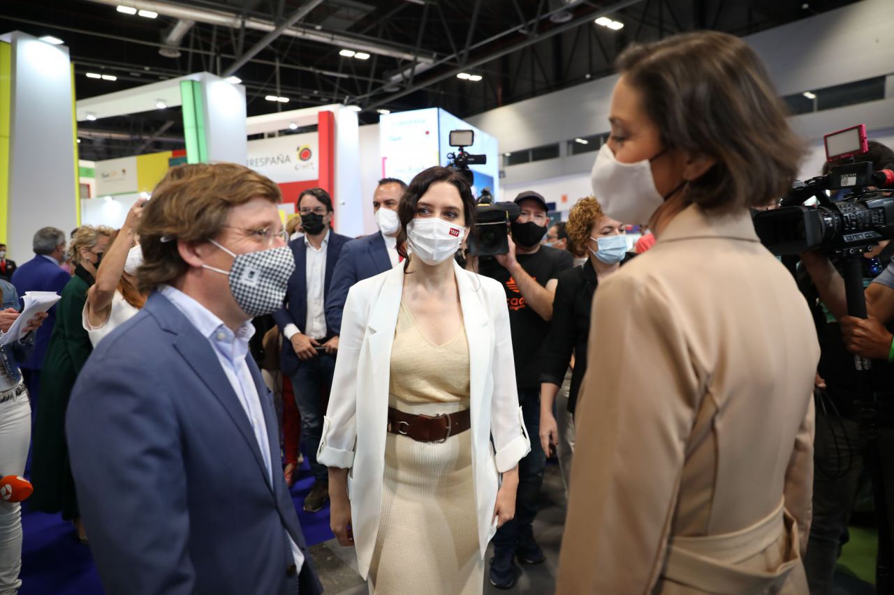 El alcalde, José Luis Martínez-Almeida, y la presidenta de la Comunidad, Isabel Díaz Ayuso,en el día de Madrid en Fitur.