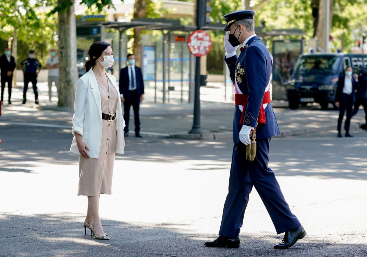 La presidenta de la Comunidad de Madrid, Isabel Díaz Ayuso, durante el desfile por el día de las Fuerzas Armadas