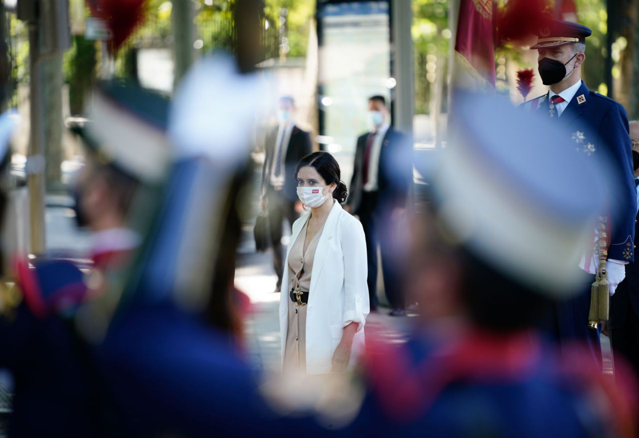La presidenta de la Comunidad de Madrid, Isabel Díaz Ayuso, durante el desfile por el día de las Fuerzas Armadas