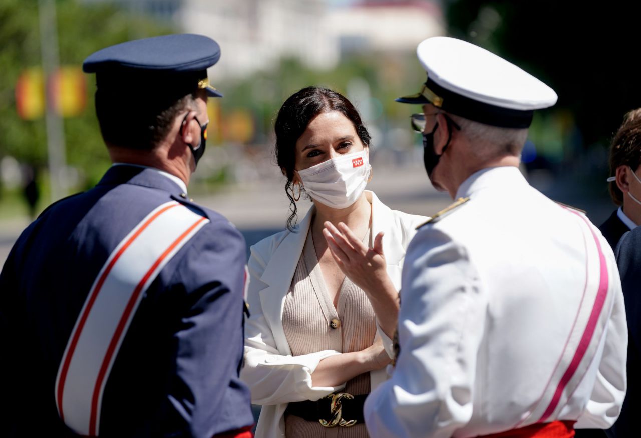 La presidenta de la Comunidad de Madrid, Isabel Díaz Ayuso, durante el desfile por el día de las Fuerzas Armadas
