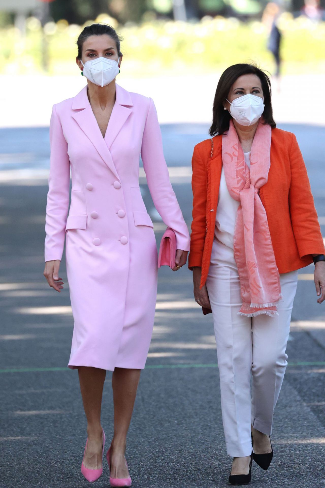 La Reina Letizia junto a la ministra de Defensa, Margarita Robles, durante el acto central del 
