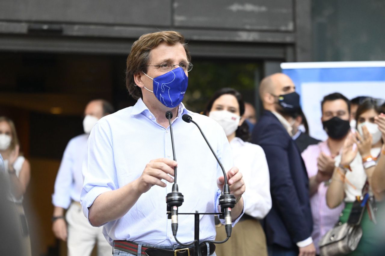 El portavoz nacional del Partido Popular, José Luis Martínez Almeida, en la puerta de la sede central del PP minutos antes de acudir a la manifestación de Colón en contra de los indultos