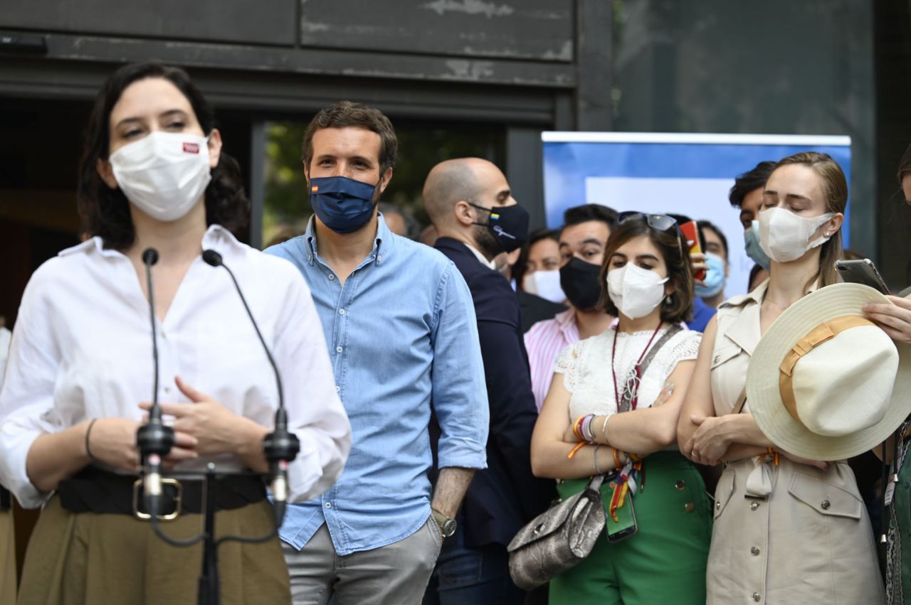 Isabel Díaz Ayuso, presidenta de la Comunidad de Madrid, junto a Pablo Casado minutos antes de acudir a la manifestación de Colón en contra de los indultos