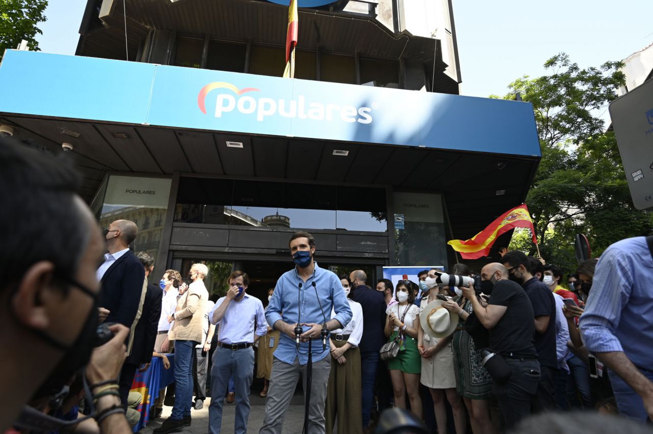 Pablo Casado, Isabel Díaz Ayuso y José Luis Martínez Almeida mimnutos antes de acudir a la marcha en contra de los indultos en la Plaza de Colón