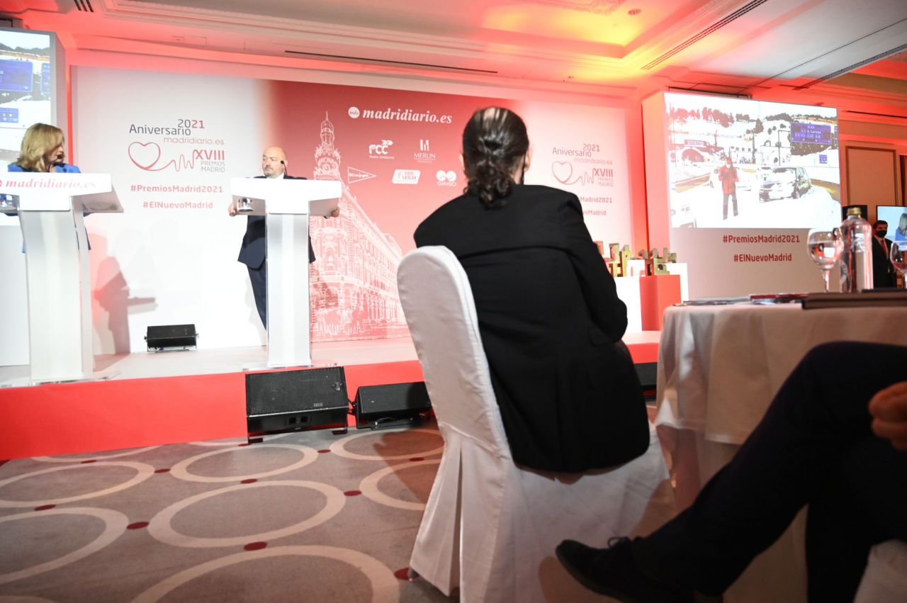 El productor y músico Javier Limón, de espaldas y al fondo Constantino Mediavilla, presidente editor de Madridiario y la periodista Nieves Herrero, presentadores de la gala.