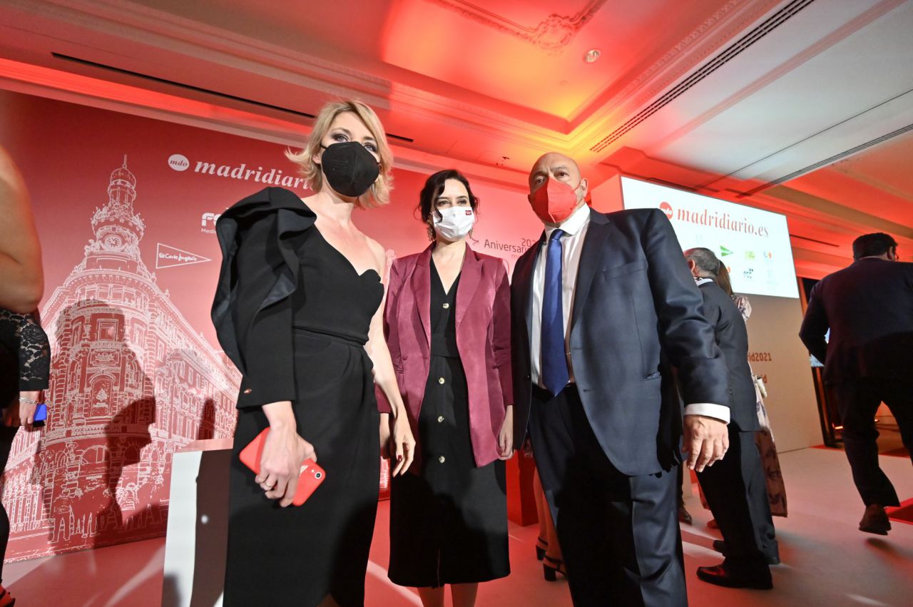 María Cano, directora de Madridiario, Isabel Díaz Ayuso, presidenta regional en funciones y Constantino Mediavilla, presidente editor de Madridiario.
