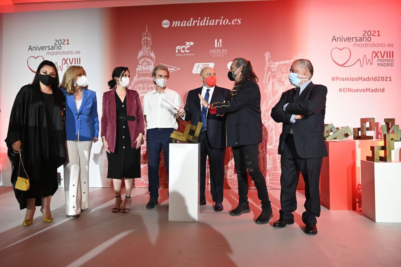 Todos los premiados en el escenario.