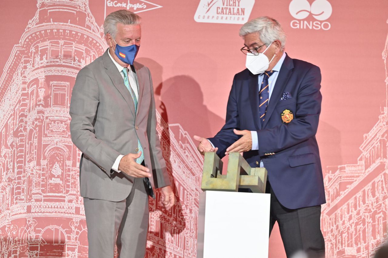 La Comunidad de Madrid recibió el galardón a la mejor Iniciativa Turística y de Golf, recogido por el presidente de la Federación de Golf de Madrid, Ignacio Guerras.