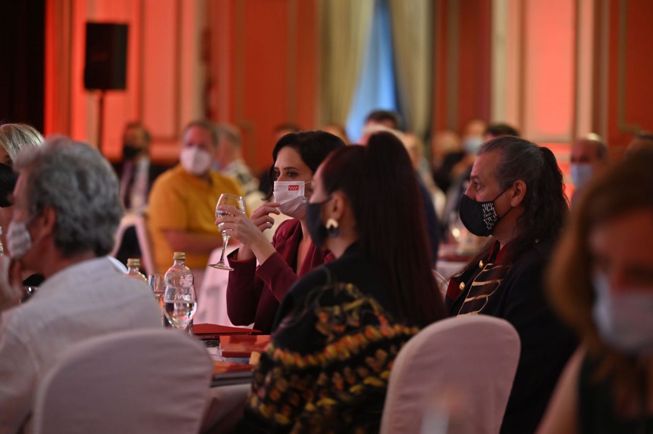 La presidenta regional, Isabel Díaz Ayuso junto a Camela, premiados a la Mujer del Año y Toda una Vida respectivamente.