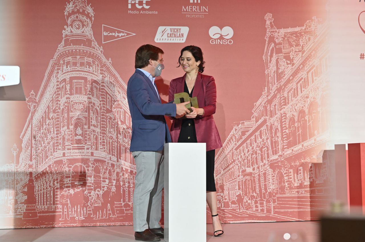 José Luis Martínez Almeida hace entrega del Premio Madrid a la Mujer del Año a Isabel Díaz Ayuso