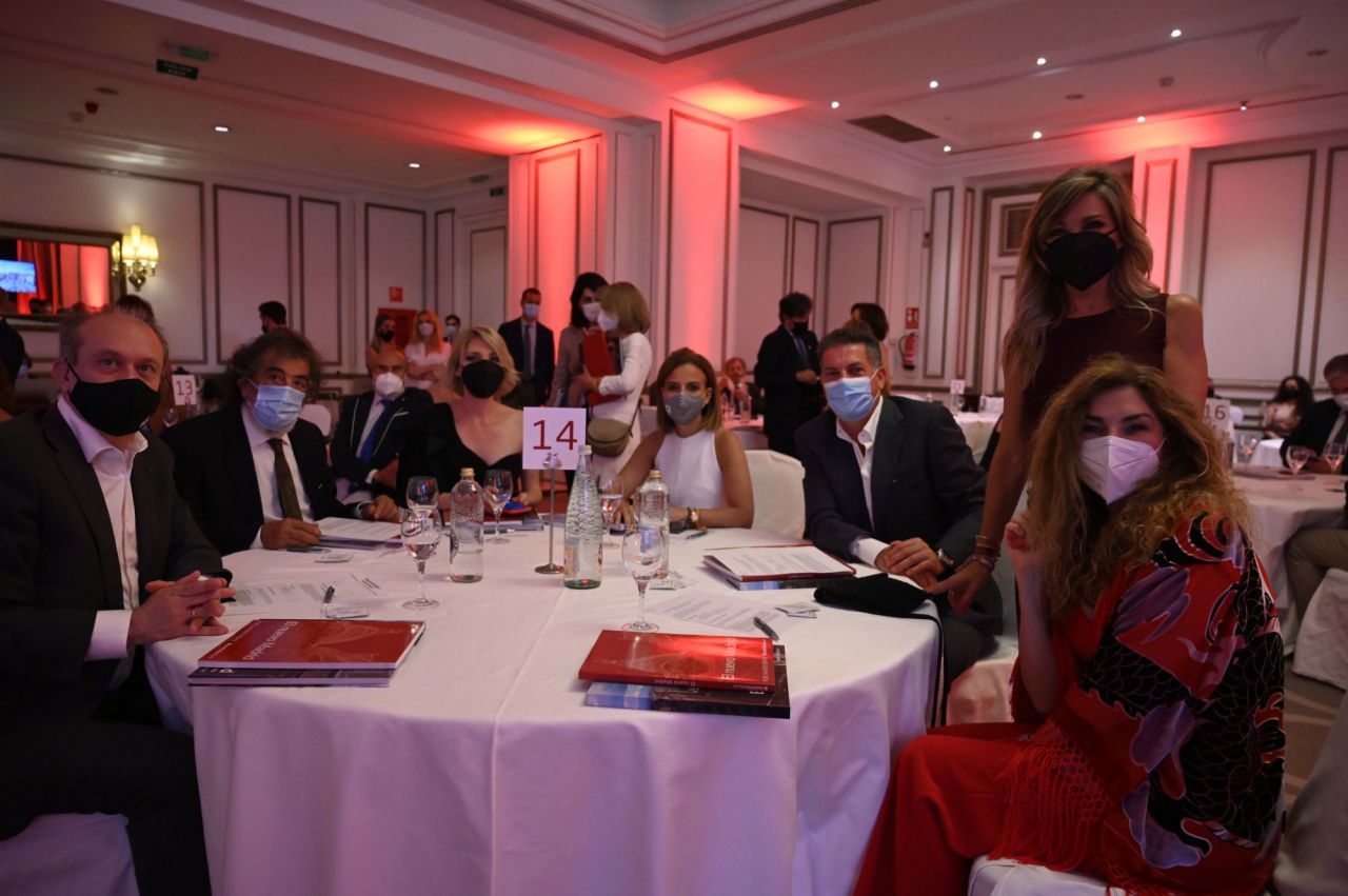 Las directora de Madridiario, María Cano, junto a algunos invitados que asistieron a la gala de entrega de los Premios Madrid.