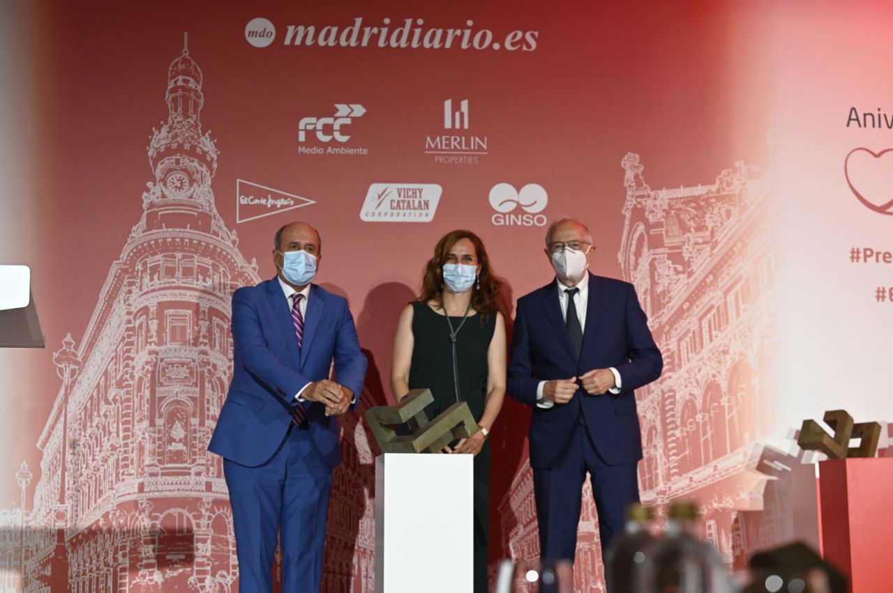 Mónica García, portavoz de Podemos en la Asamblea de Madrid, entrega el premio a la Mejor iniciativa de Ciencia e Investigación a Luis Enjuanes y Mariano Esteban, virólogos del Centro nacional de Biotecnología del Consejo Superior de Investigaciones Científicas.