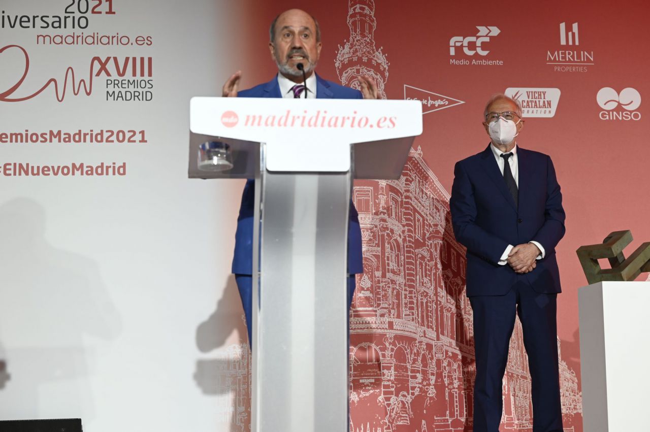 Luis Enjuanes y Mariano Esteban, virólogos del Centro nacional de Biotecnología del Consejo Superior de INvestigaciones Científicas. reciben el premio a la Mejor  iniciativa de Ciencia e Investigación