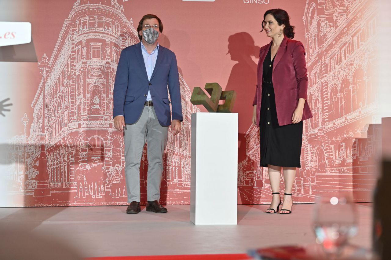 José Luis Martínez Almeida hace entrega del Premio Madrid a la Mujer del Año a Isabel Díaz Ayuso