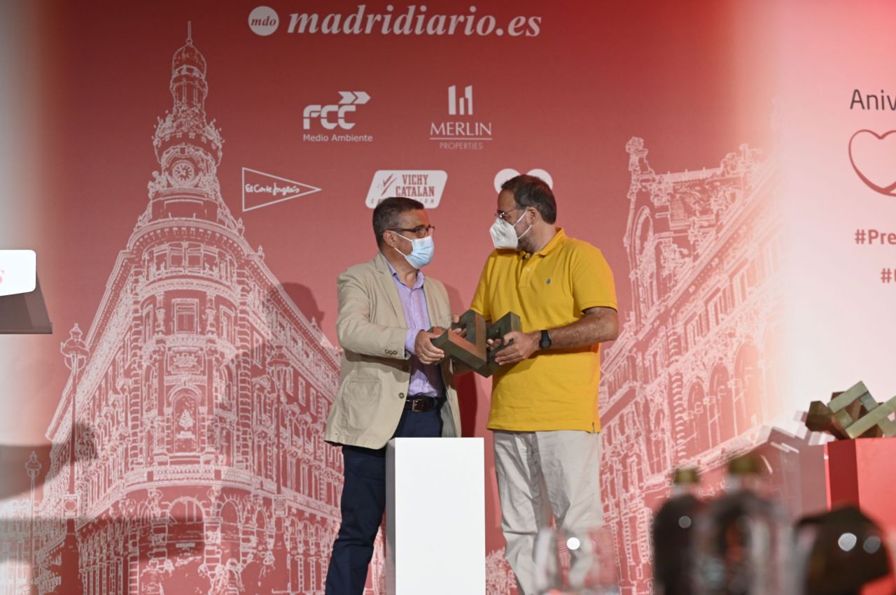 Guillermo Hita, presidente de la Federación de Municipios de Madrid, entrega el premio a la Mejor Iniciativa Solidaria a Quique Villalobos, presidente de la FRAVM, por su labor con las despensas solidarias.