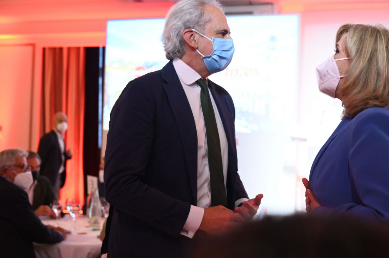 Enrique Ruiz Escudero, consejero de Sanidad, junto a la presentadora Nieves Herrero