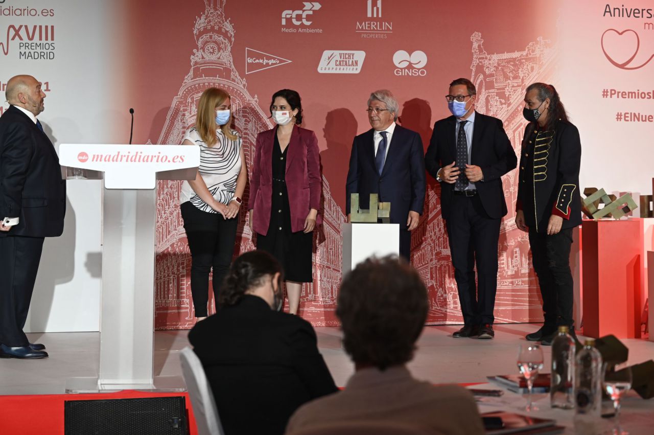 Inma Sanz, Isabel Díaz Ayuso, Alfonso Serrano y Dioni Martín entregan a Enrique Cerezo su premio.
