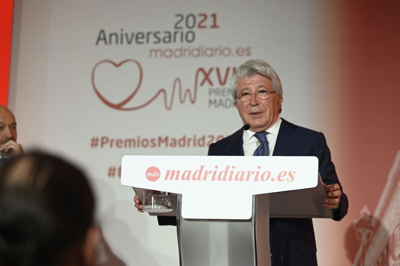 Enrique Cerezo recoge el premio a la Mejor Iniciativa Deportiva.