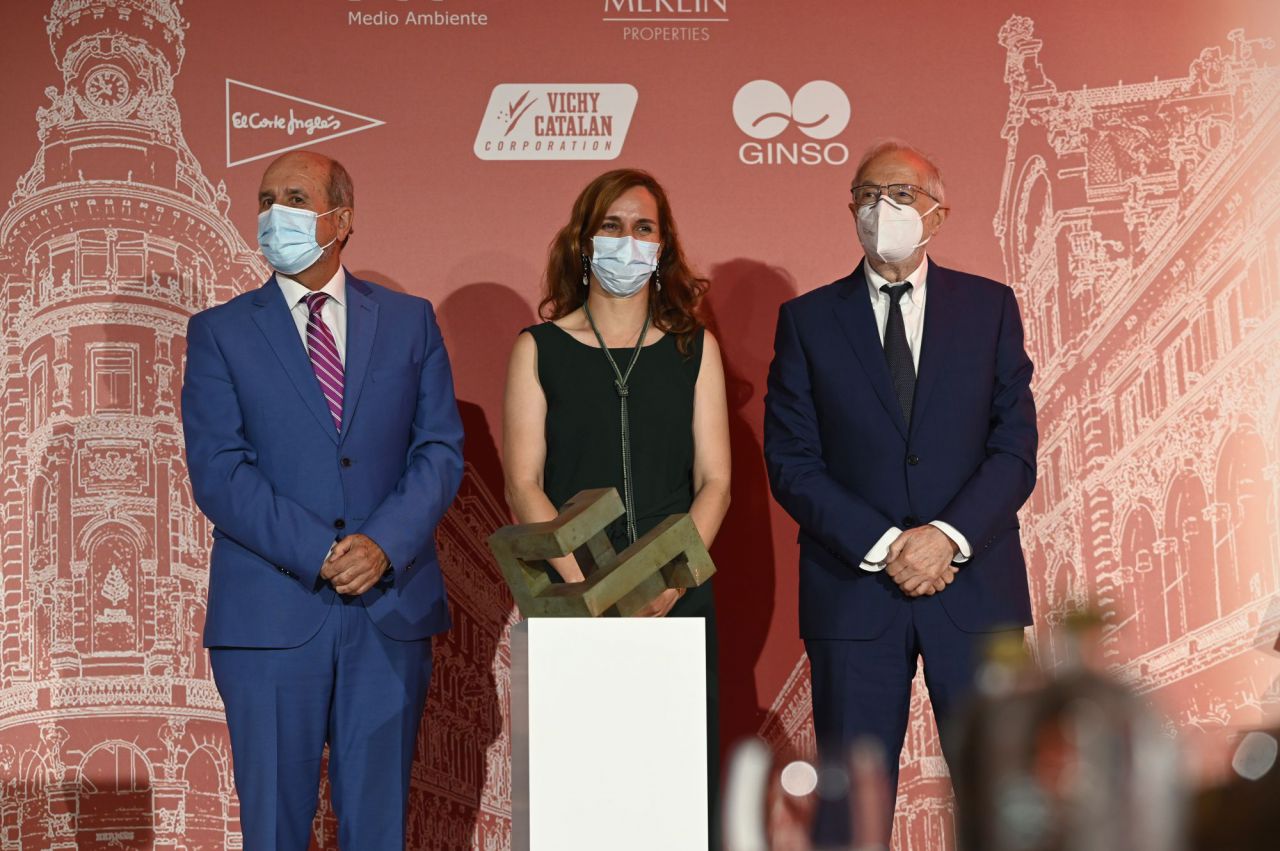 El consejero de Sanidad del Gobierno regional, Ruiz Escudero, la portavoz de Más Madrid en la Asamblea regional, Mónica García y Luis Enjuanes, virólogo del Consejo Superior de Investigaciones Científicas (CSIC). 