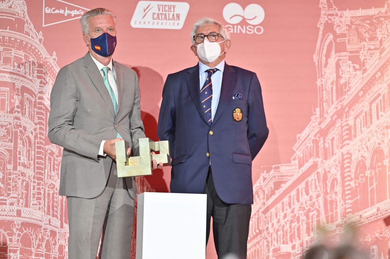  Gonzaga Escauriaza, presidente de la RFEG entrega el premio a Ignacio Guerras, presidente de la Federación de Golf de Madrid