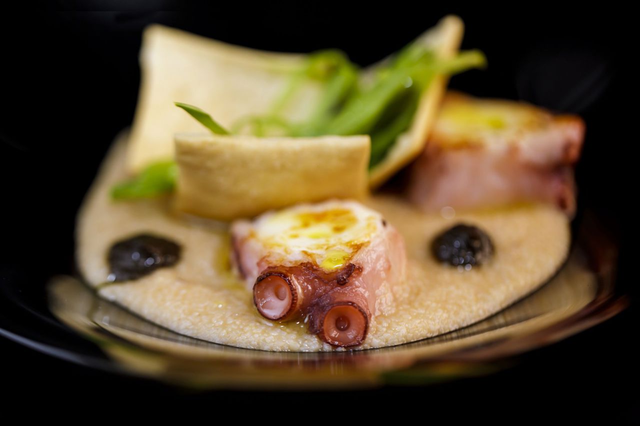 Ruedas de Pulpo con gachas de polenta y lascas de pan ácimo
