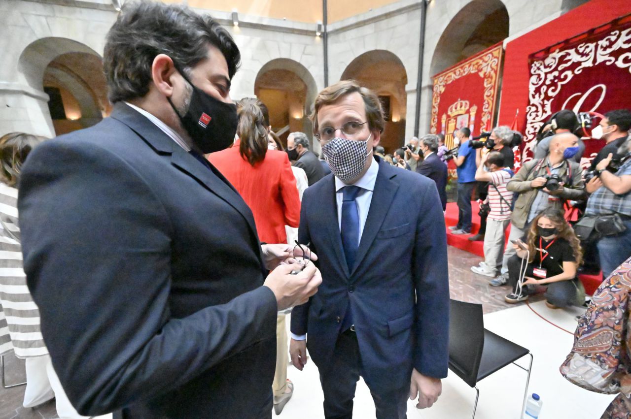 José Luis Martínez Almeida, alcalde de Madrid y portavoz nacional del PP, charla con David Pérez, consejero de Vivienda y Transporte minutos antes del acto de toma de posesión de Isabel Díaz Ayuso como presidenta de la Comunidad de Madrid 
