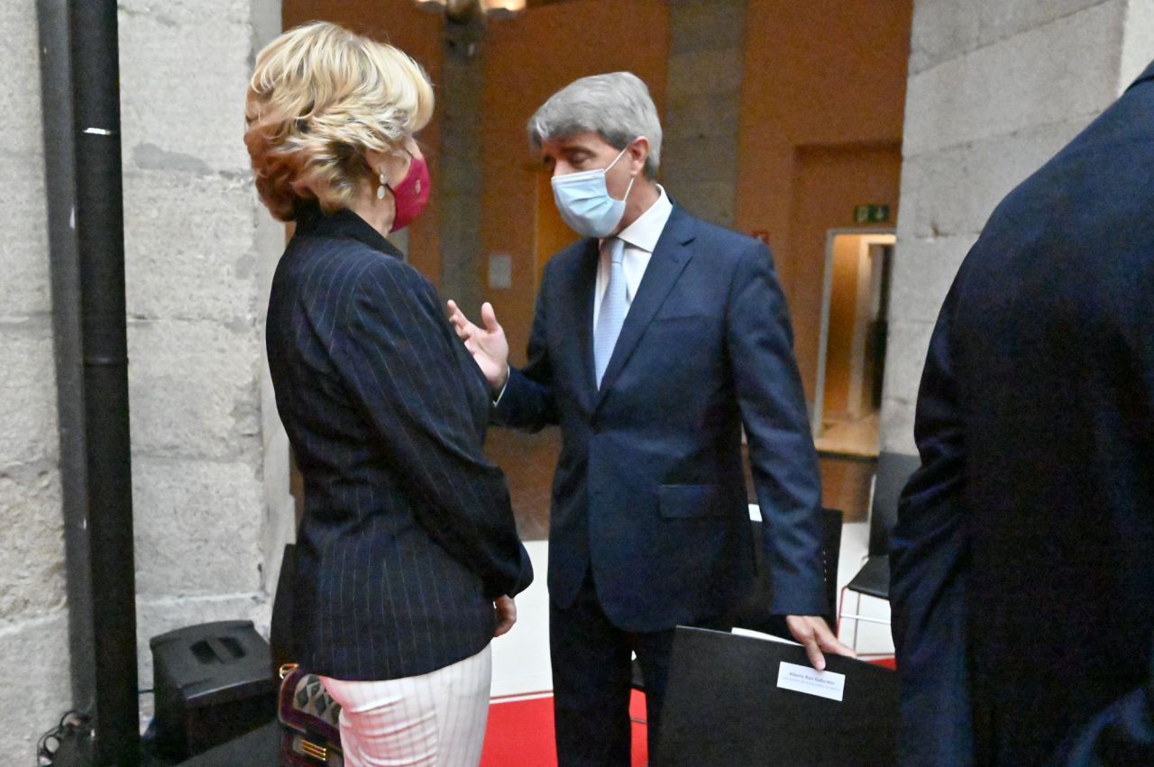 Ángel Garrido conversa con Esperanza Aguirre minutos antes de la toma de posesión de Isabel Díaz Ayuso como presidenta de la Comunidad de Madrid 