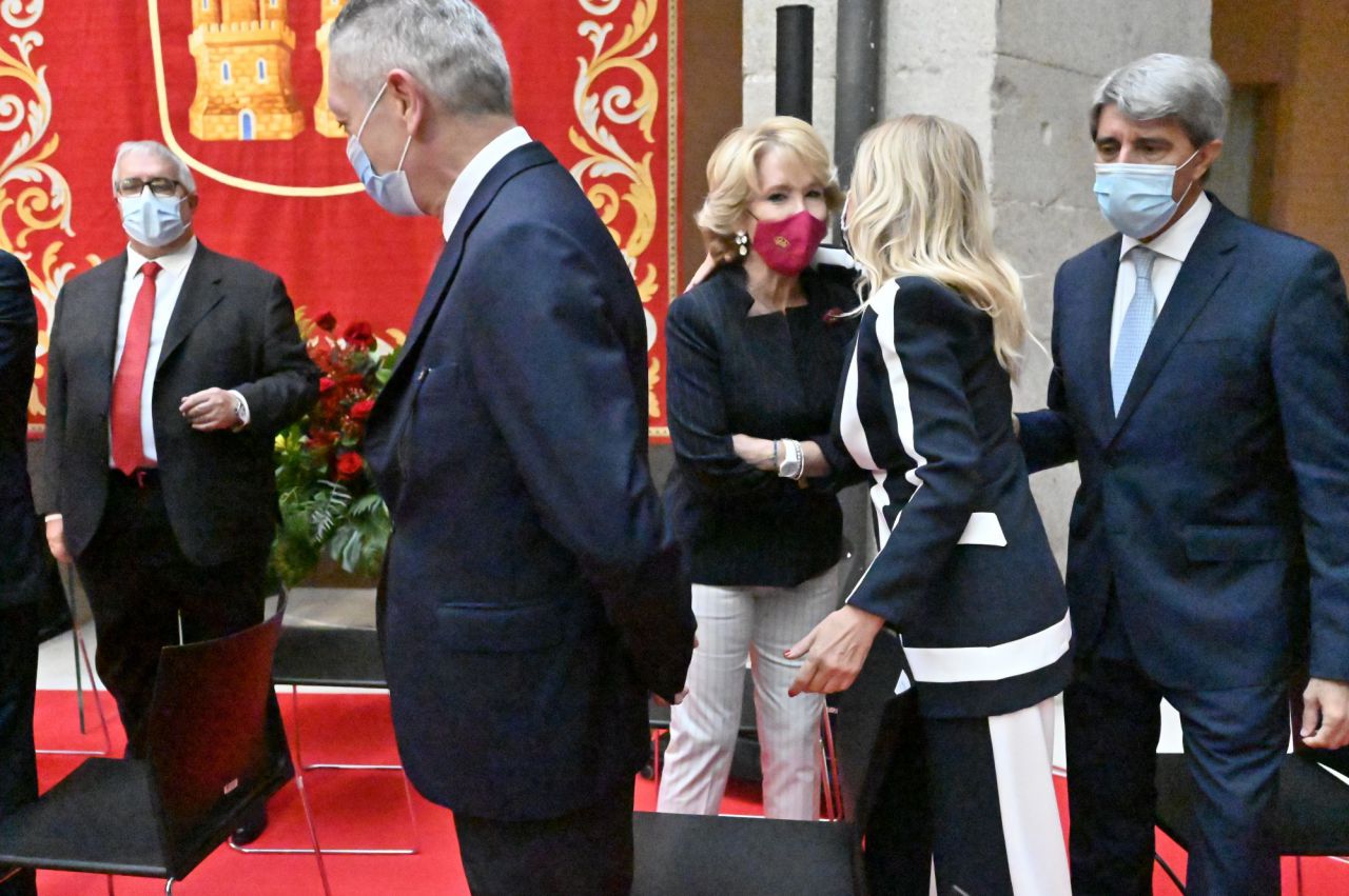 Esperanza Aguirre y Cristina Cifuentes durante la toma de posesión de Isabel Díaz Ayuso como presidenta de la Comunidad de Madrid 
