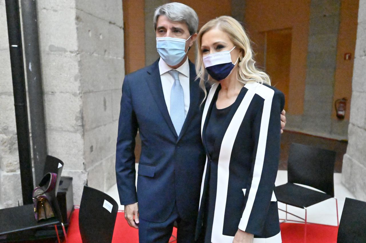 Los expresidentes de la Comunidad de Madrid, Ángel Garrido y Cristina Cifuentes durante la toma de posesión de Isabel Díaz Ayuso como presidenta regional