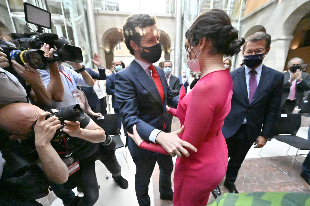 Isabel Díaz Ayuso durante el acto de toma de posesión como presidenta de la Comunidad de Madrid junto al líder del Partido Popular, Pablo Casado