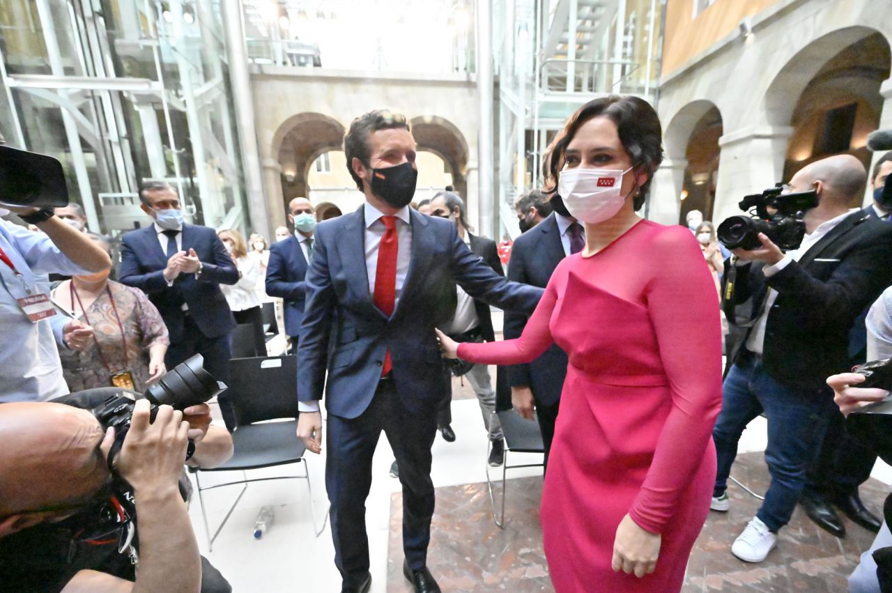 Isabel Díaz Ayuso durante el acto de toma de posesión como presidenta de la Comunidad de Madrid junto al líder del Partido Popular, Pablo Casado