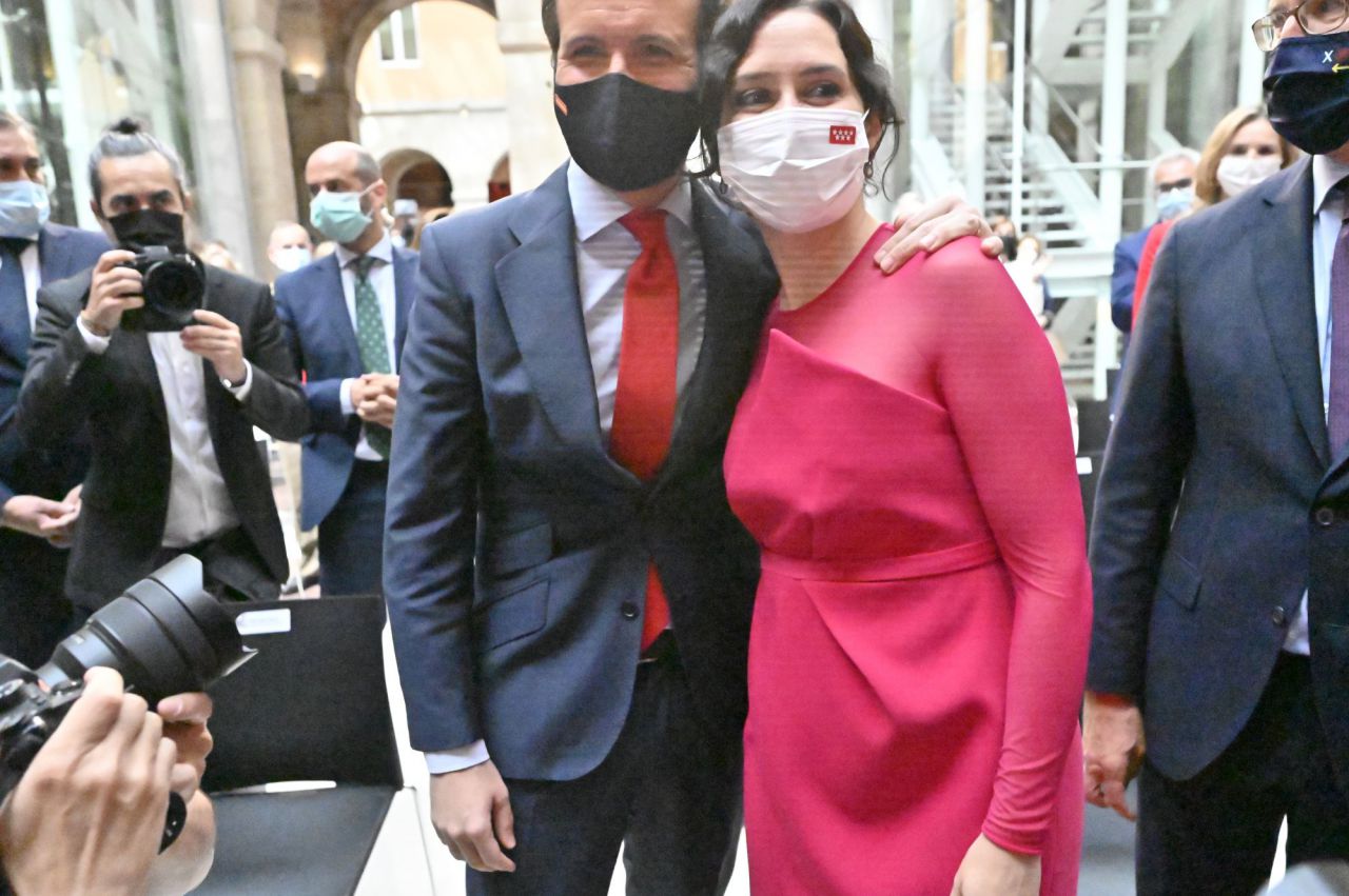 Isabel Díaz Ayuso durante el acto de toma de posesión como presidenta de la Comunidad de Madrid junto al líder del Partido Popular, Pablo Casado