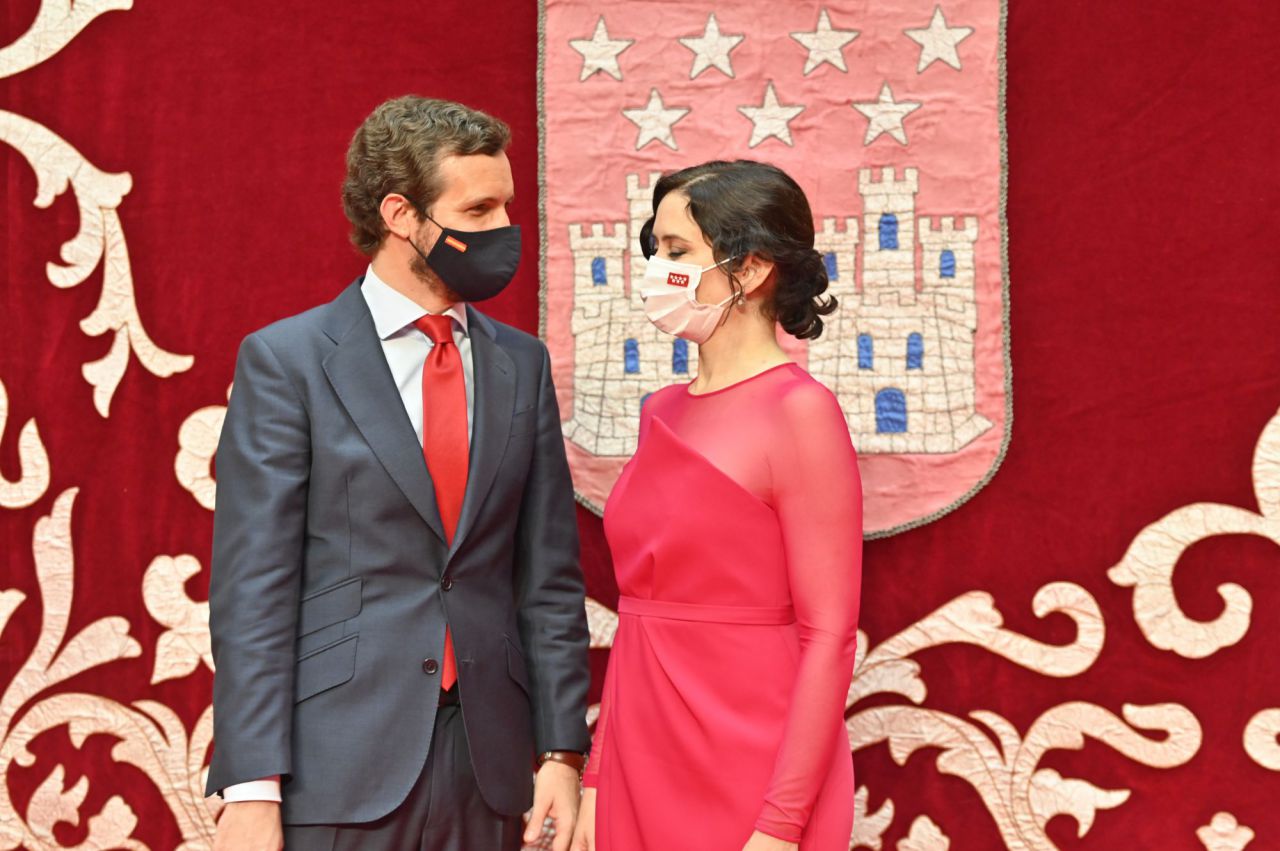 Isabel Díaz Ayuso durante el acto de toma de posesión como presidenta de la Comunidad de Madrid junto al líder del Partido Popular, Pablo Casado