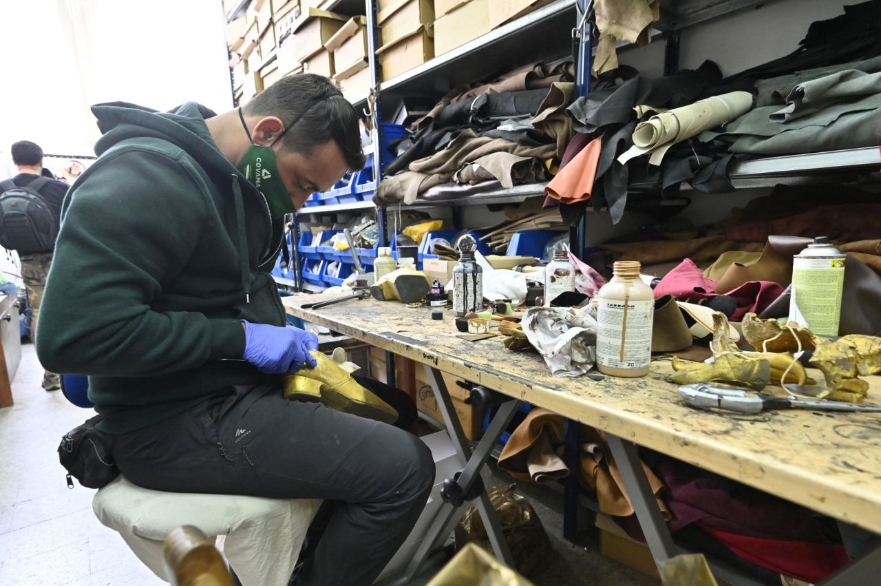 Un trabajador de la sastrería Cornejo en el taller de calzado.