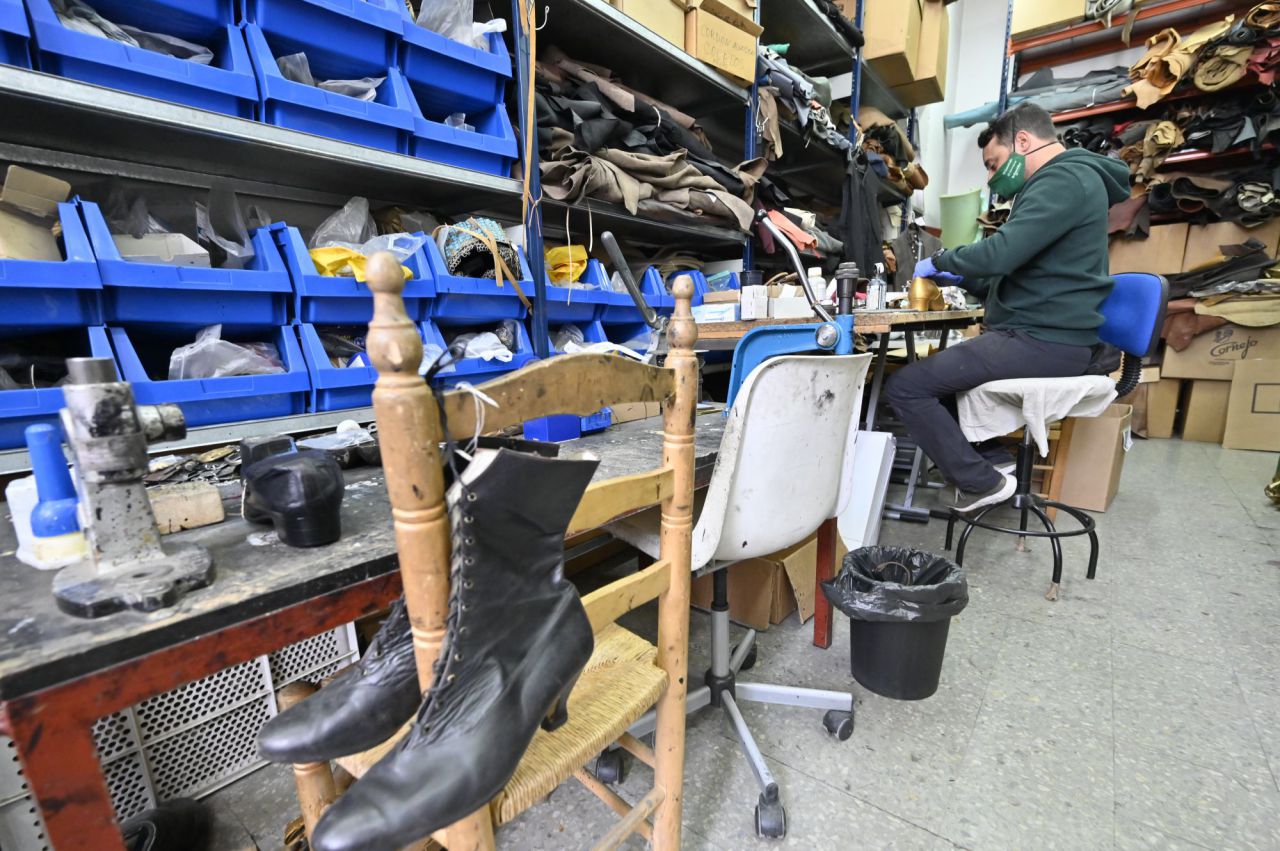 Un trabajador de la sastrería Cornejo en el taller de calzado.