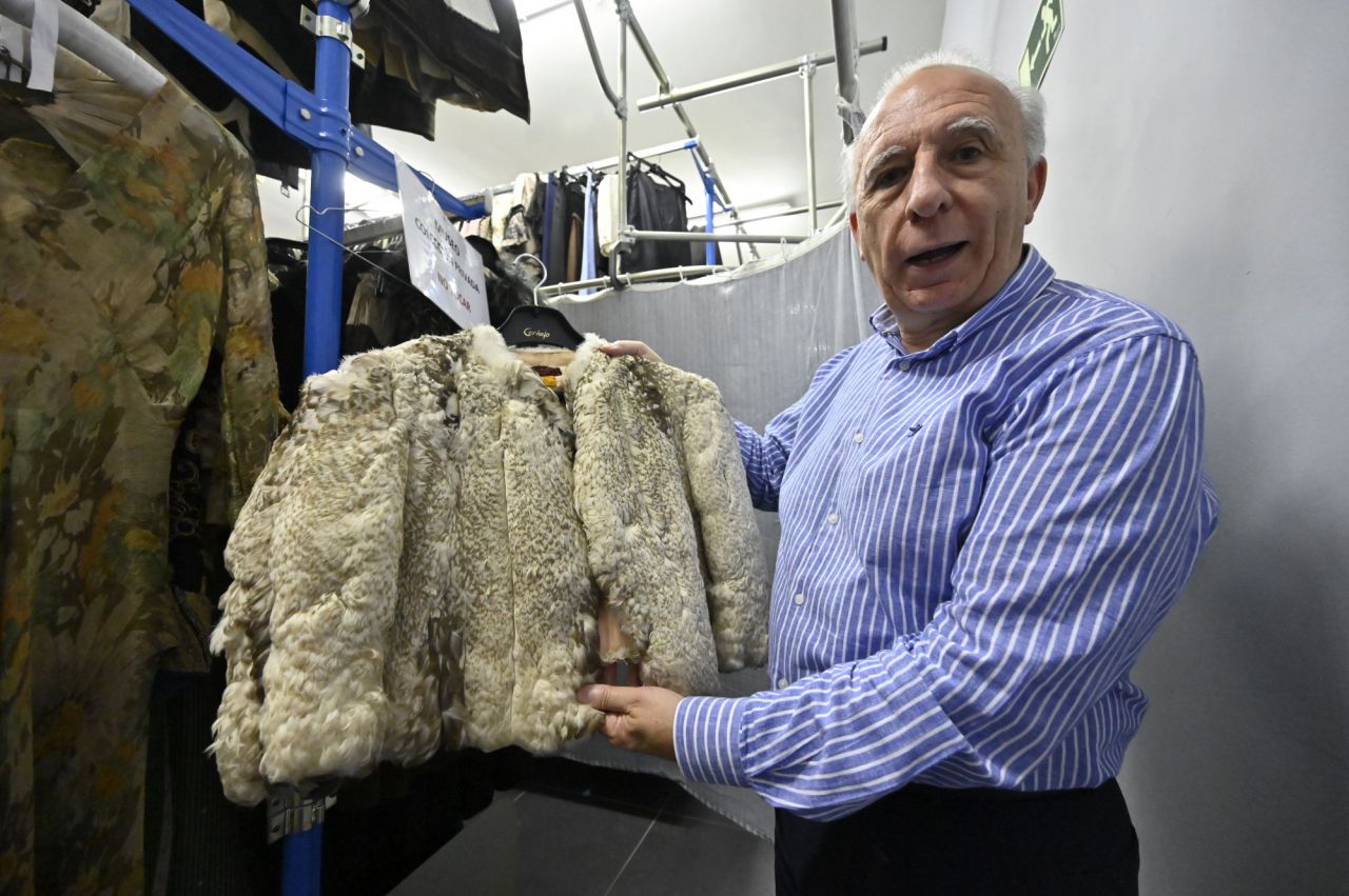 Un chaqueta con plumas que forma parte de la colección de reliquias que guardan en los almacenes.
