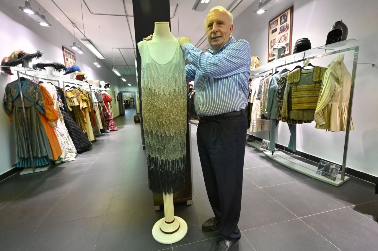 Humberto Cornejo con un vestido bordado en canutillo de cristal a mano.