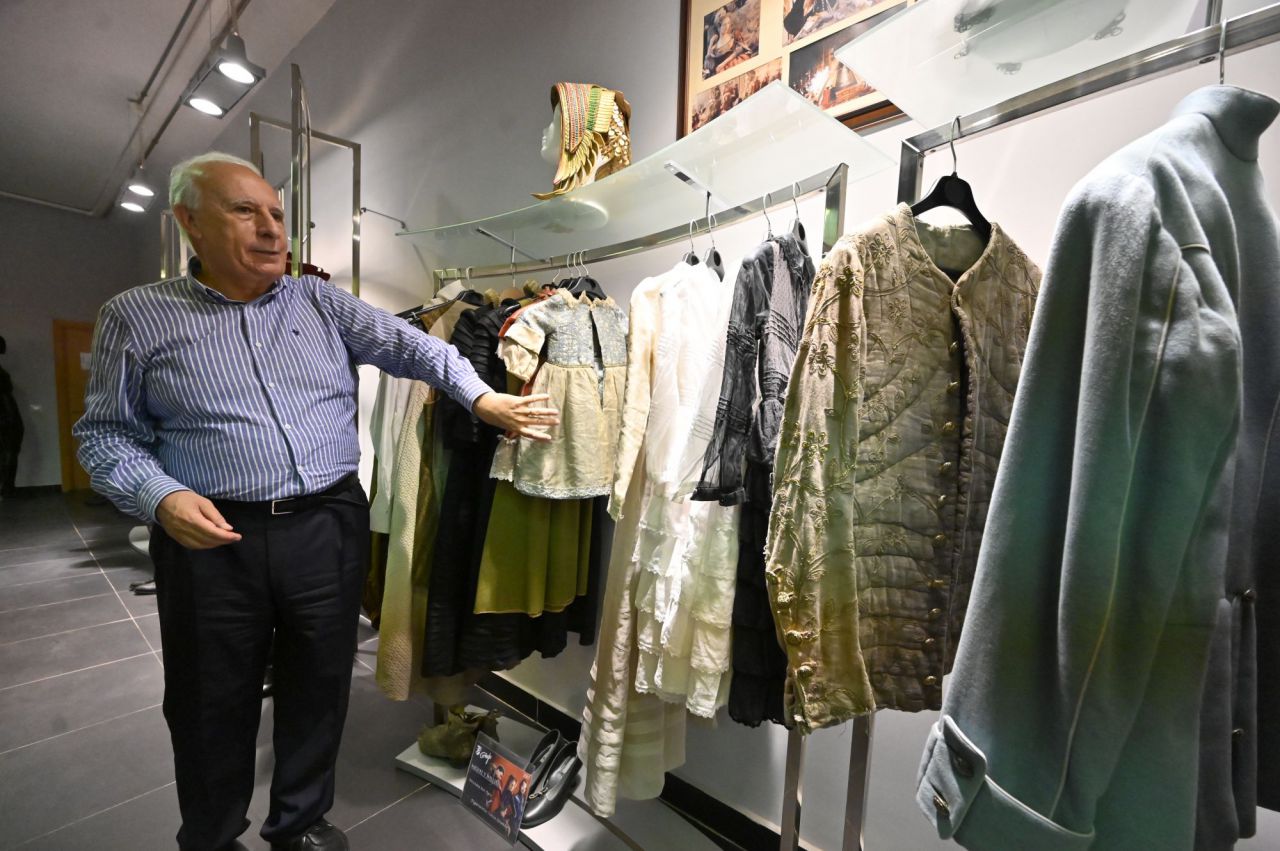 Humberto Cornejo con algunos trajes de su vestuario.