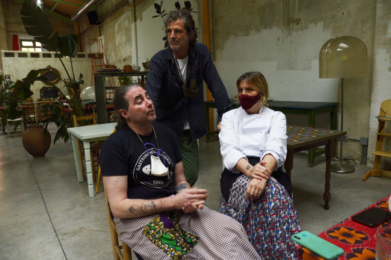 Chema de Isidro y Borja Zausen junto a Cumi Torán, la responsable de cocina de La Cantina Divina 