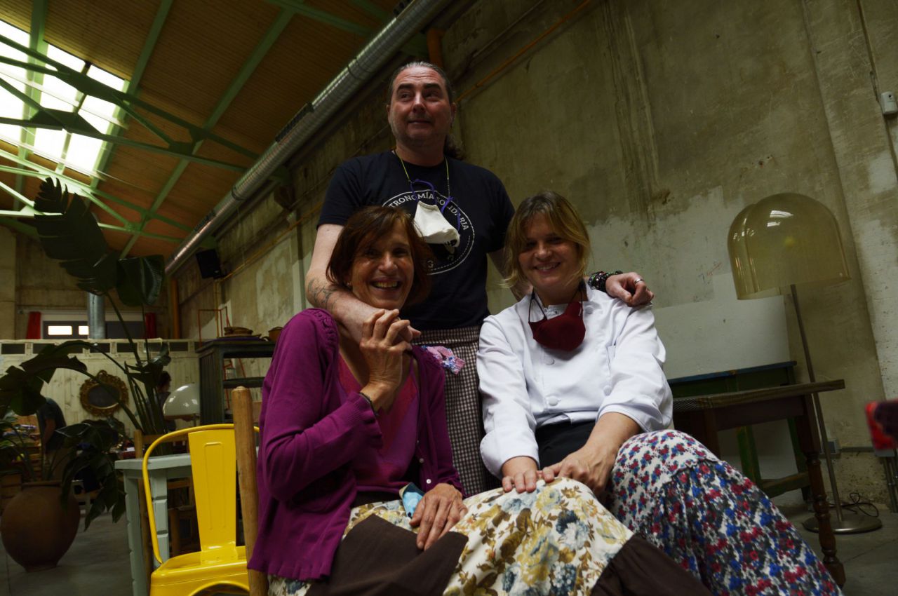Marta Torán, una de las responsables de La Cantina Divina y la persona que le da vida al huerto urbano del lugar, con Chema y Cumi