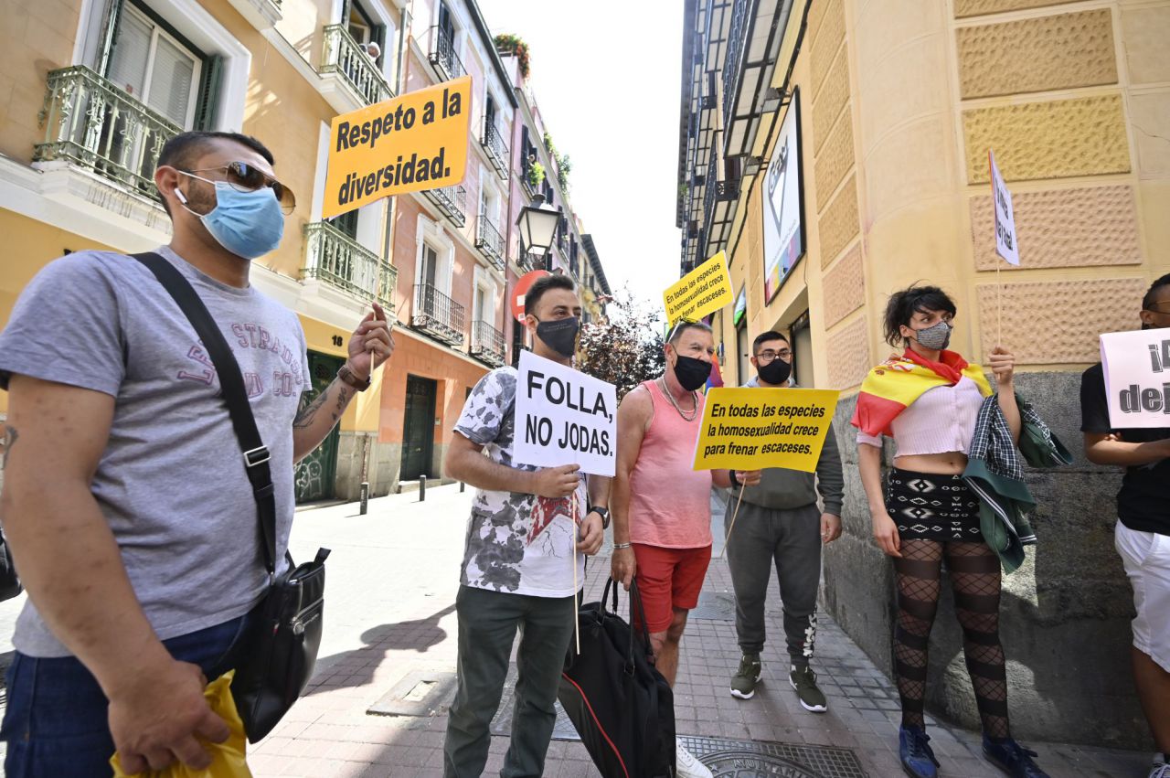Contra  Cogan por no defender algunas agresiones