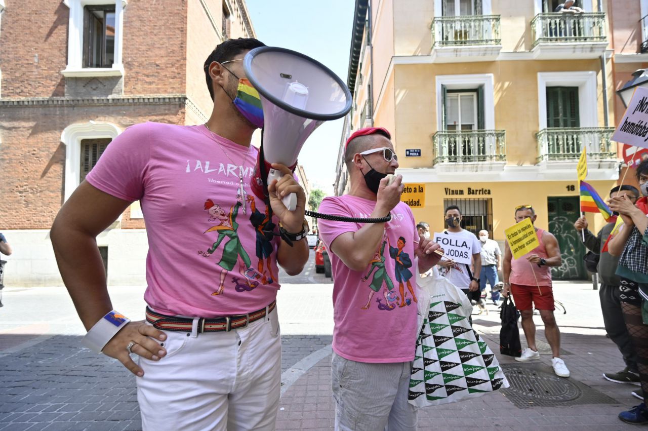 Contra  Cogan por no defender algunas agresiones