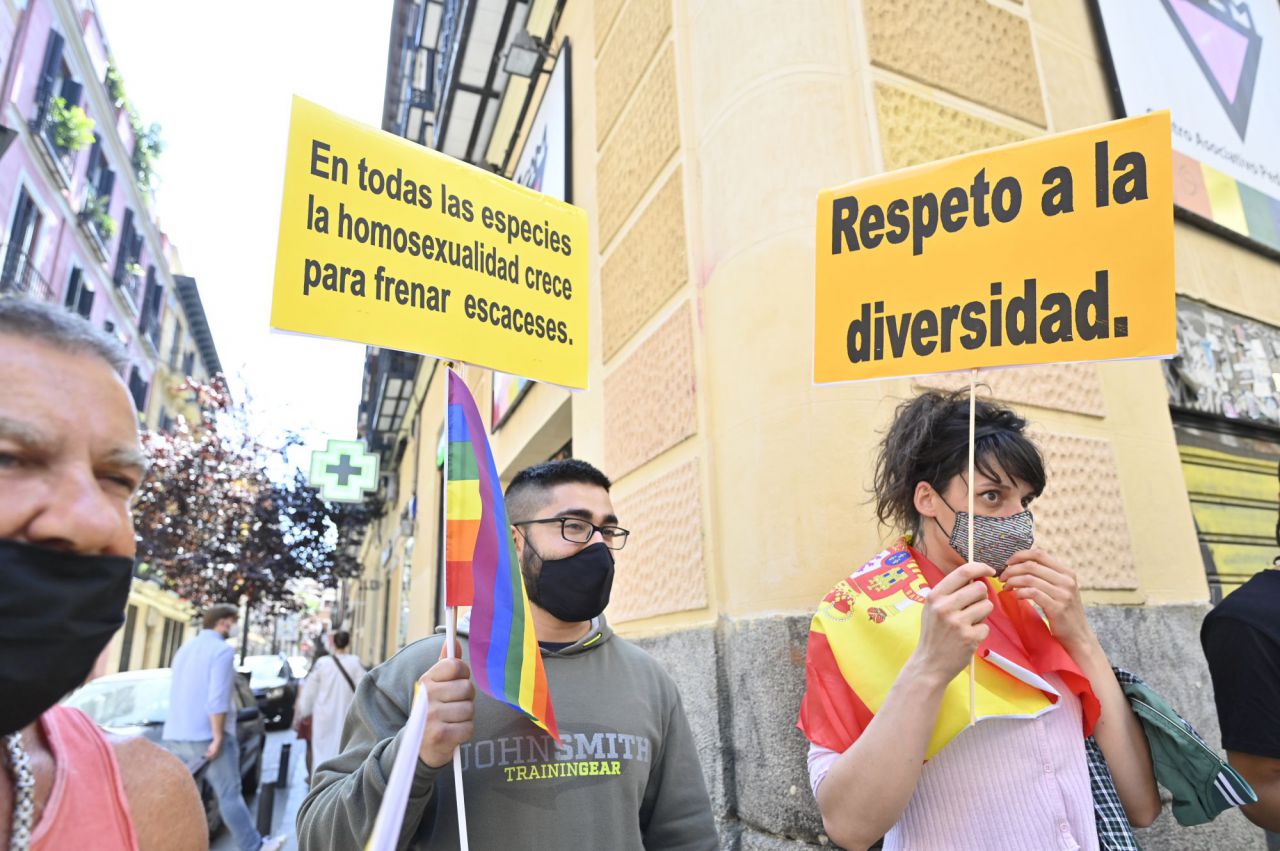 Contra  Cogan por no defender algunas agresiones