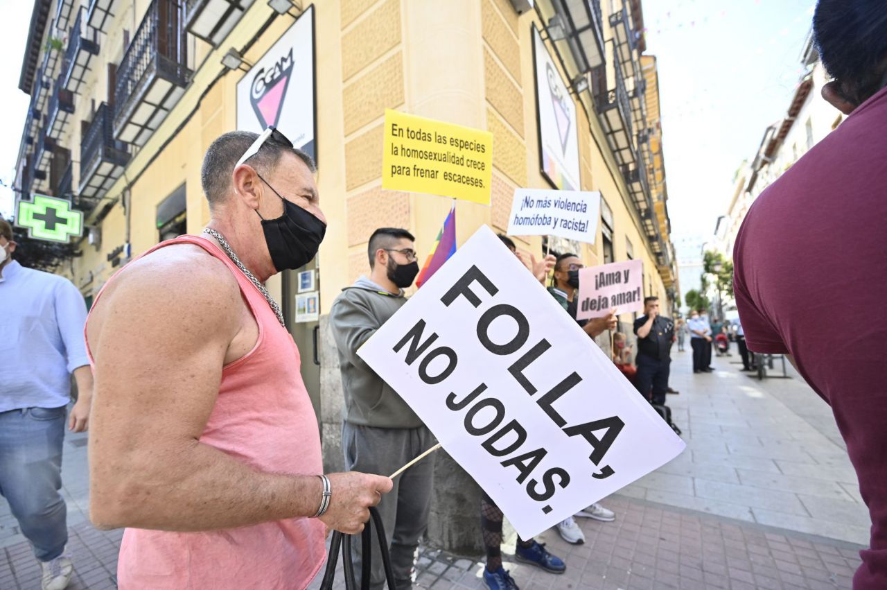 Contra  Cogan por no defender algunas agresiones